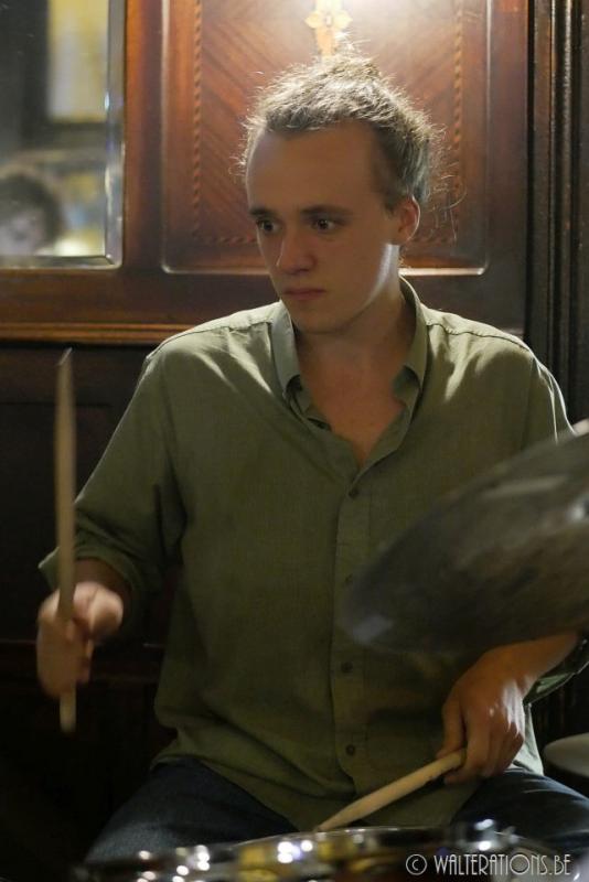 Simon Van Brandt speelt drums