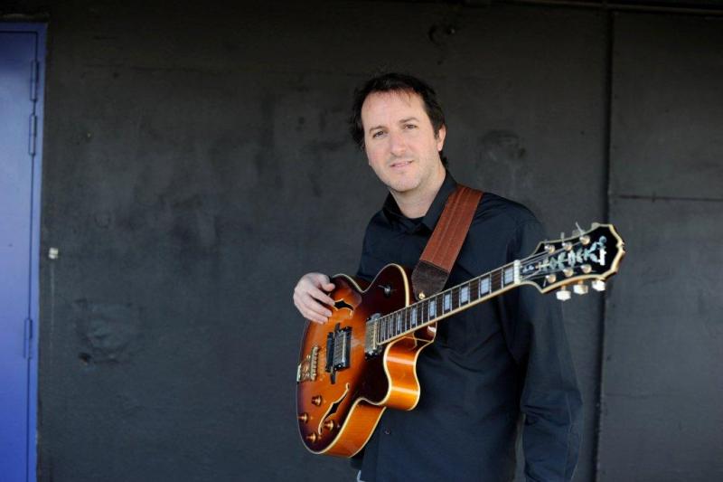 Victor da Costa poseert met gitaar