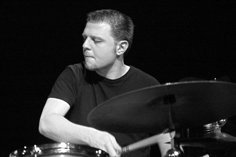 Wim Eggermont speelt drums