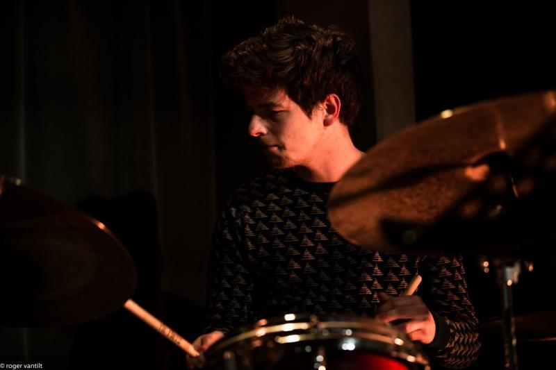 Gaspard Sicx speelt drums