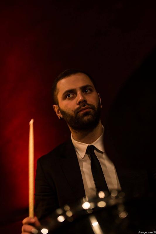 Armando Luongo speelt drums
