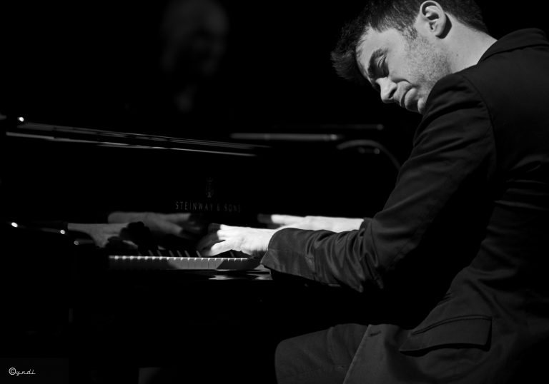 Martin Salemi speelt piano zw foto