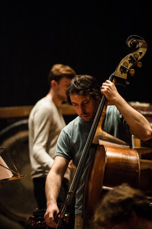 Hendrik Vanattenhoven speelt contrabas