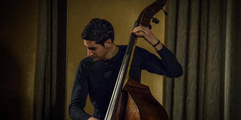 Alex Gilson speelt contrabas