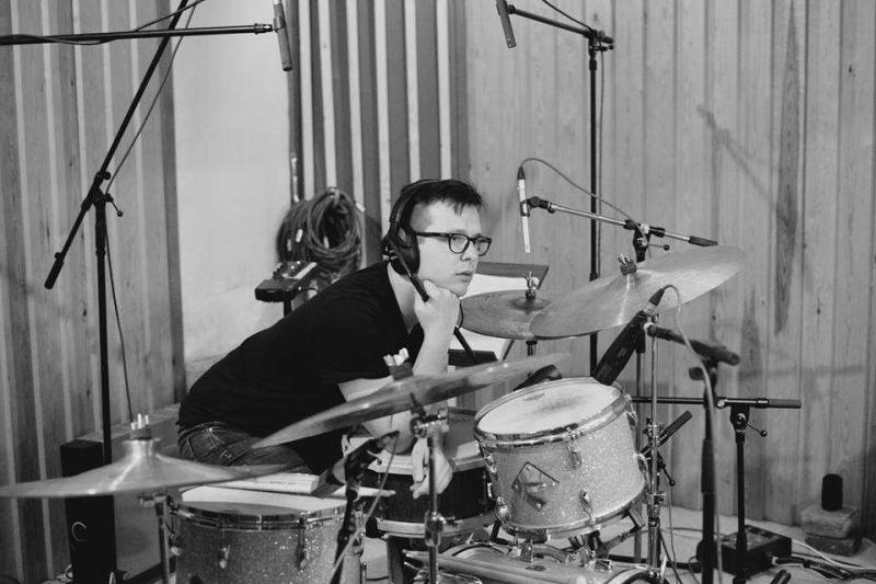 Matthias De Waele speelt drums