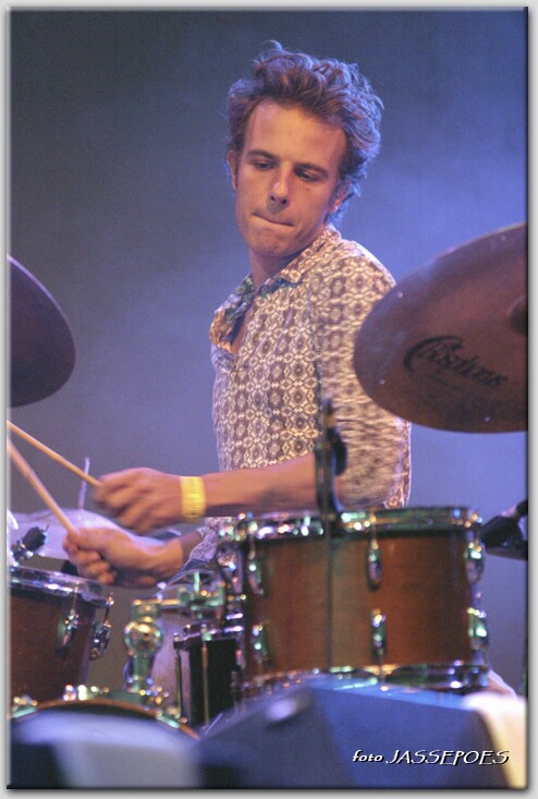 Teun Verbruggen speelt op drums