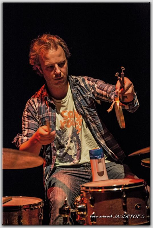 Teun Verbruggen speelt percussie