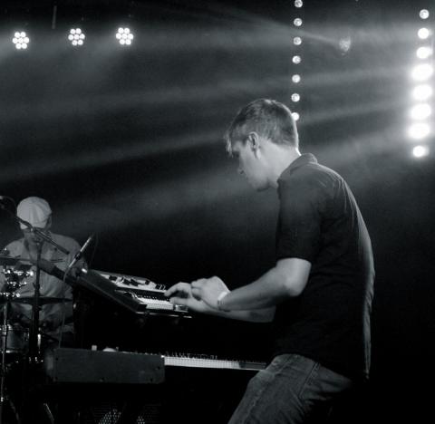 Koen Geudens speelt piano