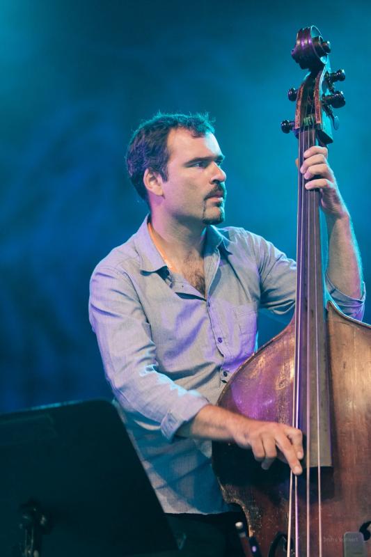 Sam Gerstmans speelt contrabas