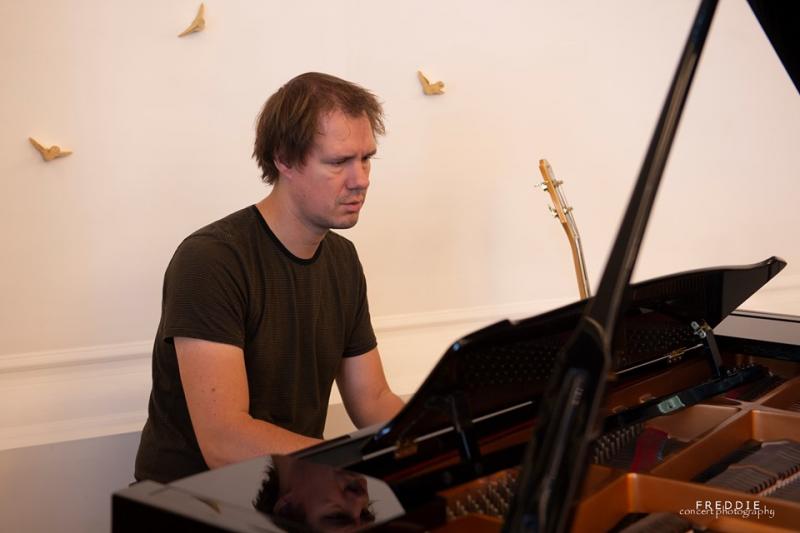 Koen Geudens speelt piano op Jazzathome 2019 in Den Breckpot
