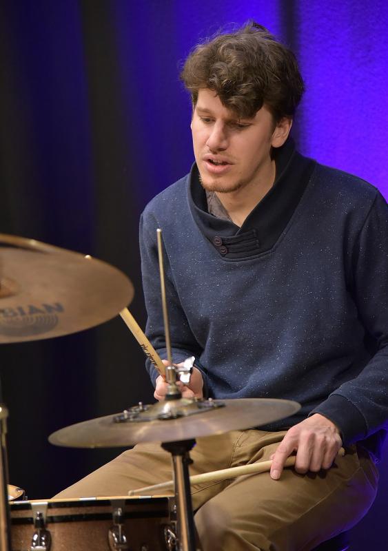 Jakob Eykens speelt drums 
