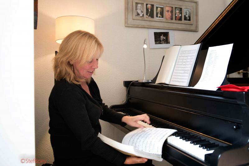 Anne Wolf aan de piano tijdens Jazzathome 2019