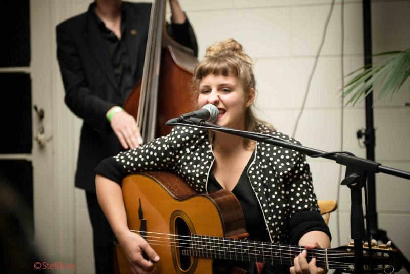 Muriel D'Ailleurs speelt gitaar en zingt tijdens Jazzathome 2019
