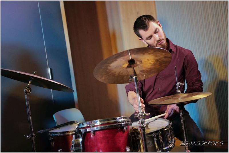 Oscar Georges speelt drums tijdens Jazzathome 2019 in Het Predikheren