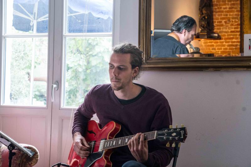 Willem Heylen speelt gitaar tijdens Jazzathome 2019