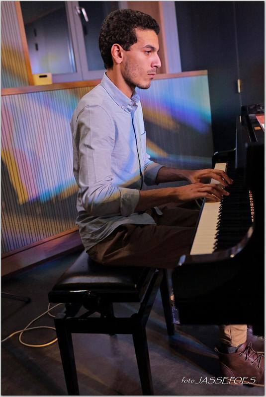 Wajdi Riahi speelt piano op Jazzathome 2019 in Het Predikheren