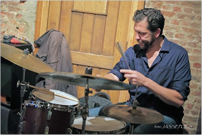 Toon Van Dionant speelt drums op Jazzathome 2019 in het Brughuis