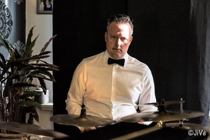 Koen Van Peteghem speelt drums tijdens Jazzathome 2019