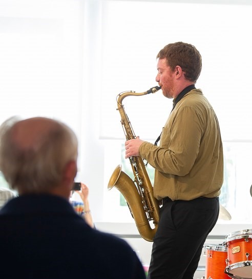 Vincent Thekal speelt sax tijdens Jazzathome 2019
