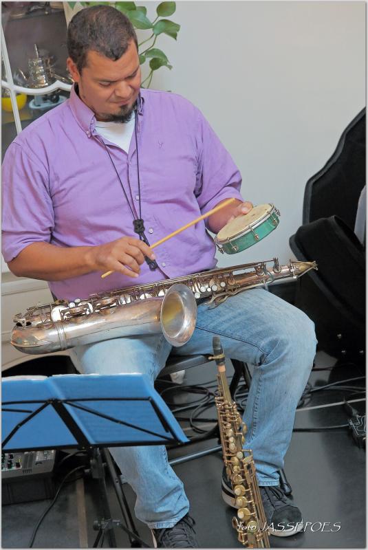 Claudio Rocha  speelt sax of percussie tijdens Jazzathome 2019