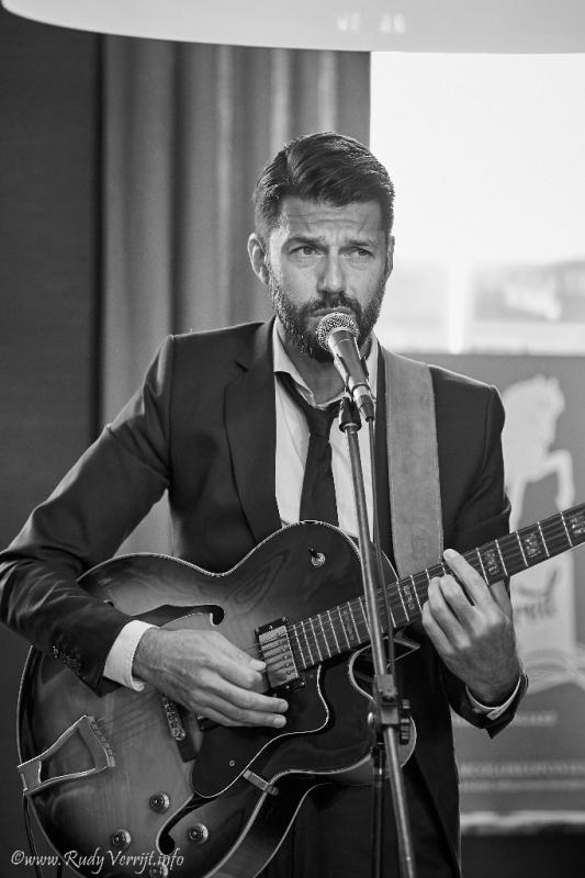 gitarist Roel Ferny tijdens Jazzathome 2019