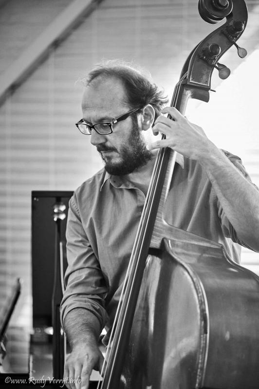 bassist Nicola Lancerotti tijdens Jazzathome 2019