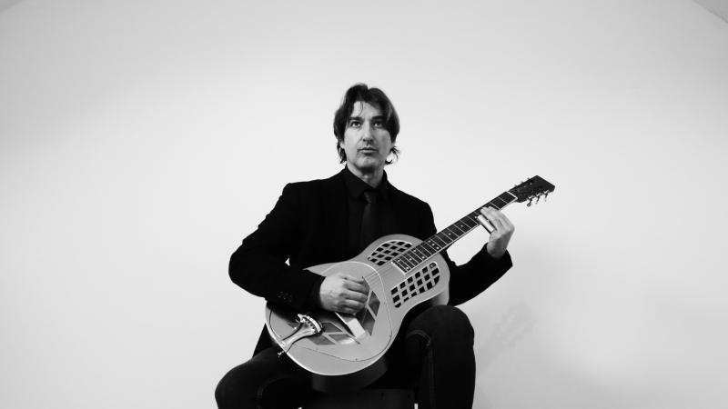 Fernando Neris poseert met gitaar