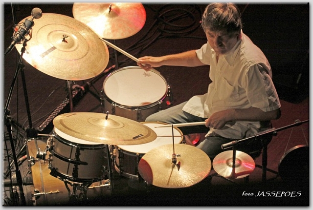 Dré Pallemaerts aan drums
