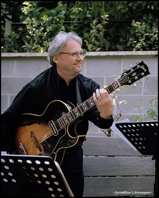 Peter Verbraken speelt gitaar