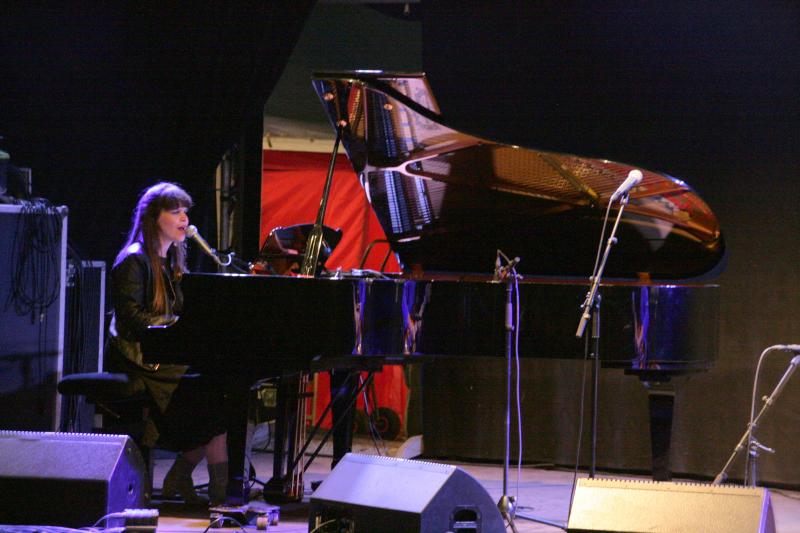 Lady Linn speelt piano op Jazzwood 2017