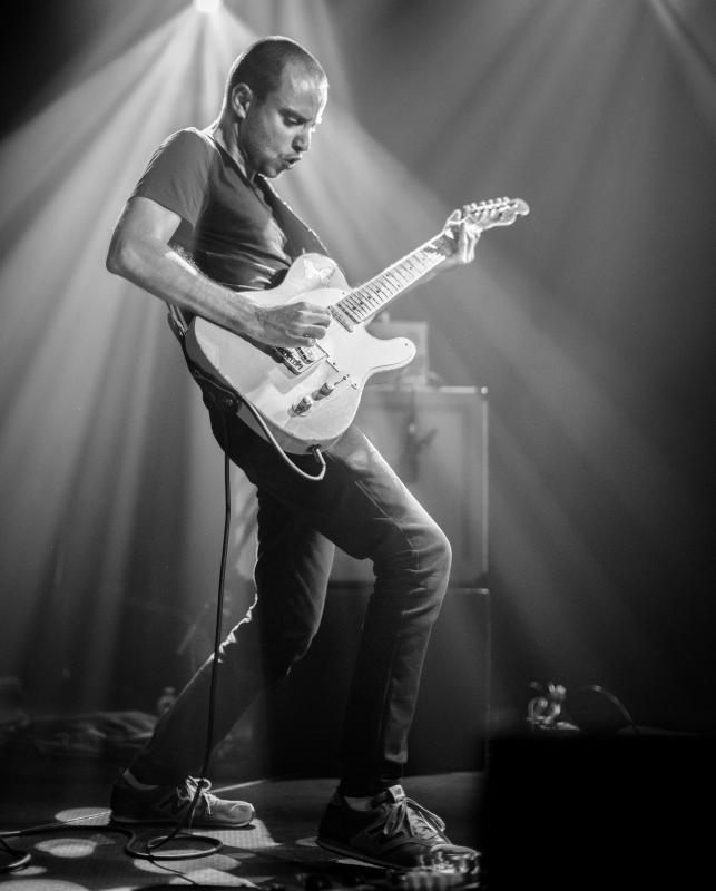 Julien Tassin speelt gitaar