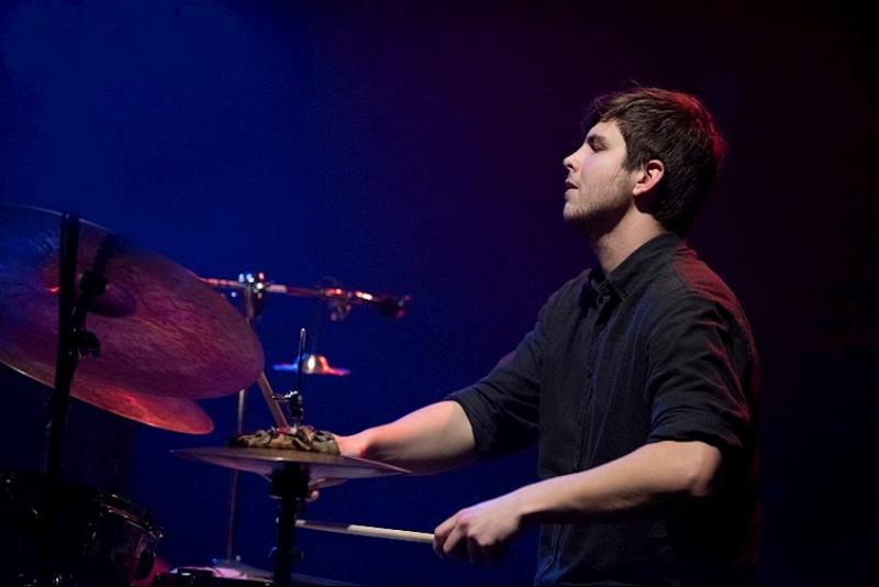 Daniel Jonkers speelt drums