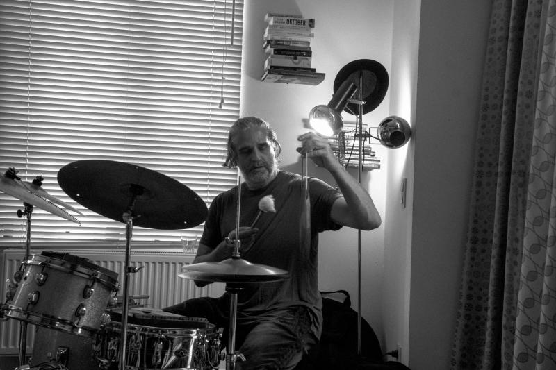 Eric Thielemans speelt drums tijdens Jazzathome 2019
