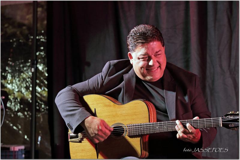 Gino Basily op gitaar tijdens Jazzathome 2019 in Het Anker