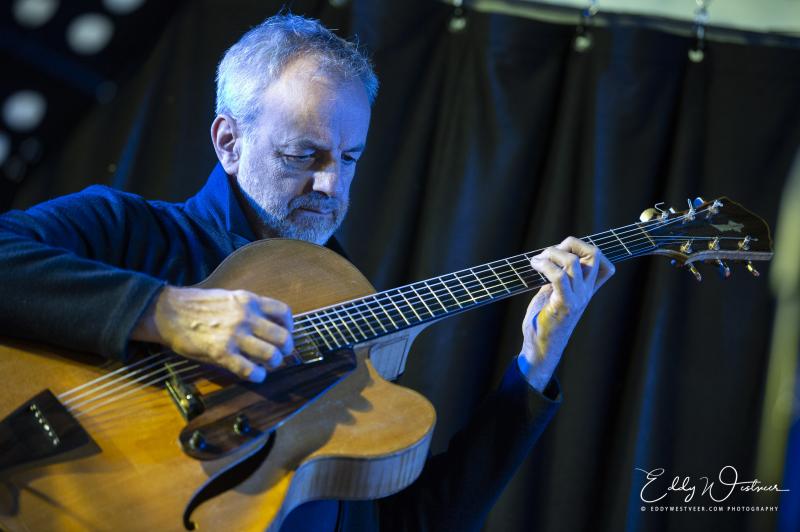 Hendrik Braeckman speelt gitaar tijdens Jazzathome 2019 in Het Anker