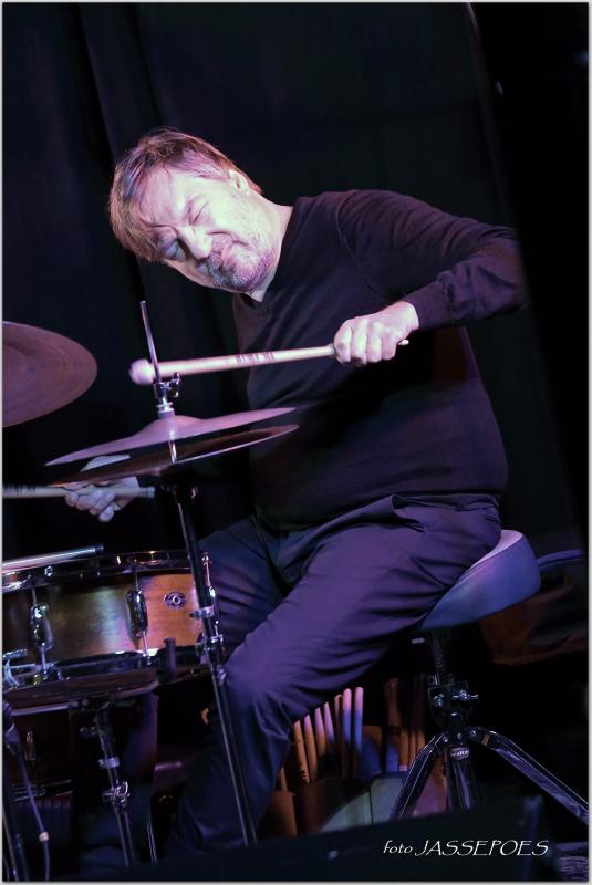 Dré Pallemaerts speelt drums tijdens Jazzathome 2019 in Het Anker