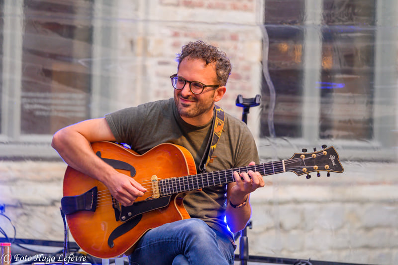 Tim Finoulst speelt gitaar bij Triology tijdens Predikheerlijke Zomer 2021 in Mechelen