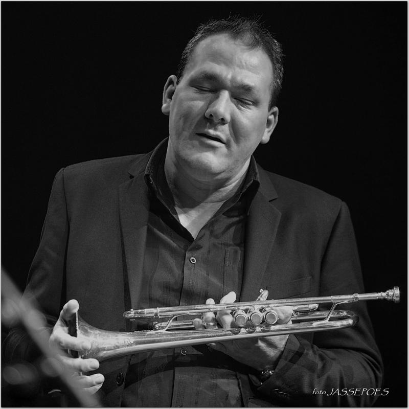 Nico Schepers poseert met trompet zwart wit foto Jassepoes