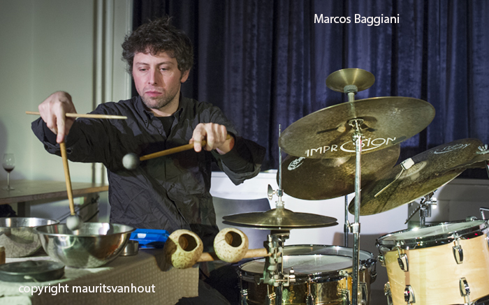 Marcos Baggiani speelt drums en precussie