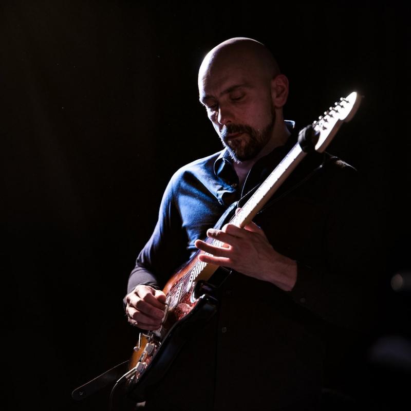 Laurent Melnyk speelt gitaar