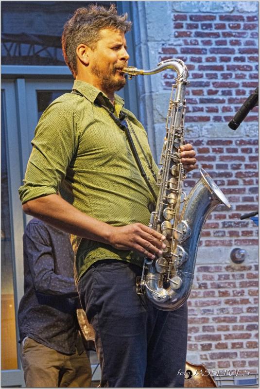 Bruno Grollet speelt sax tijdens Predikheerlijkze Zomer Mechelen 2022