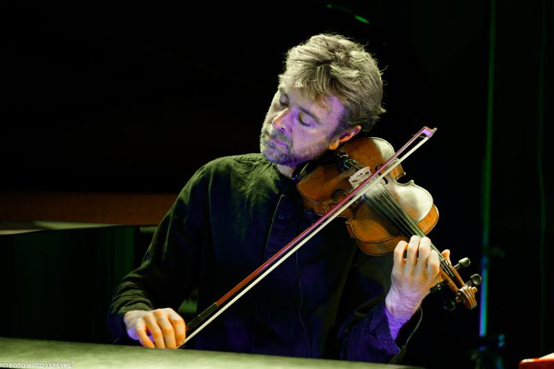 Sébastien Willemyns speelt viool in de Jazzzolder