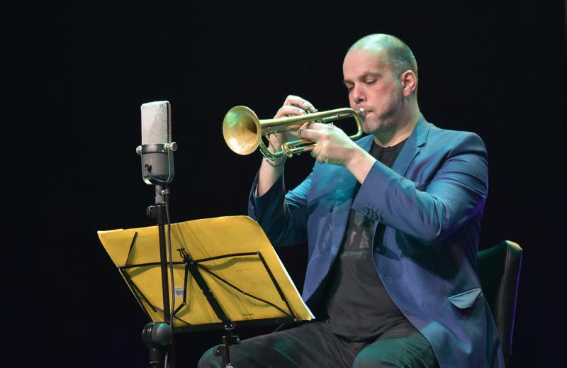 Carlo Nardozza op trompet tijdens Anything Goes