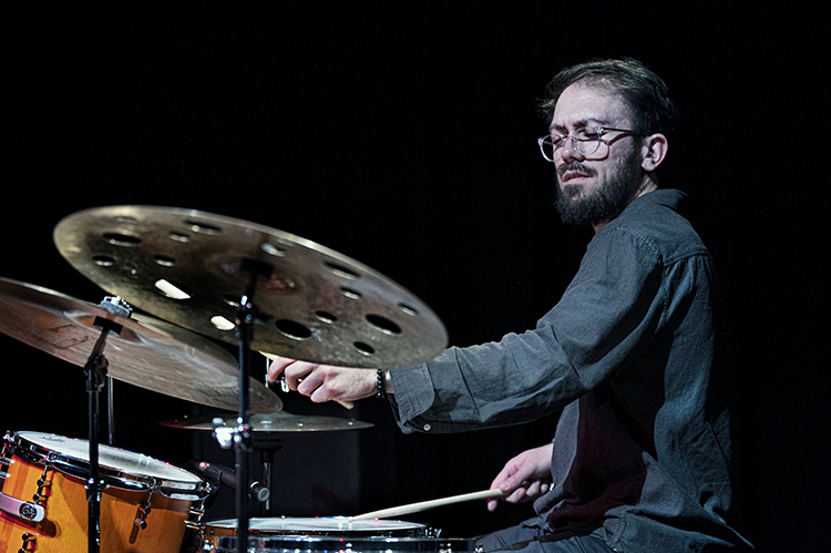 Pierre Hurty speels drums