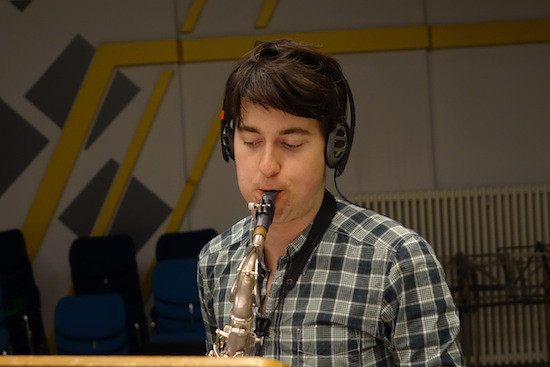 Sam Comerford speelt saxofoon
