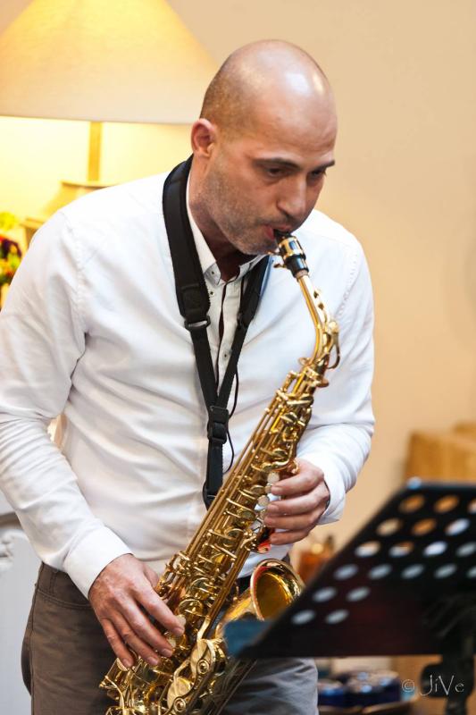 Juan Carlos Rosquete speelt sax