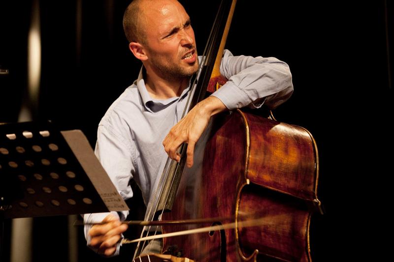 Robert Jukic speelt contrabas met strijkstok