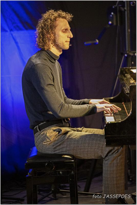 Elias D'hooge speelt piano
