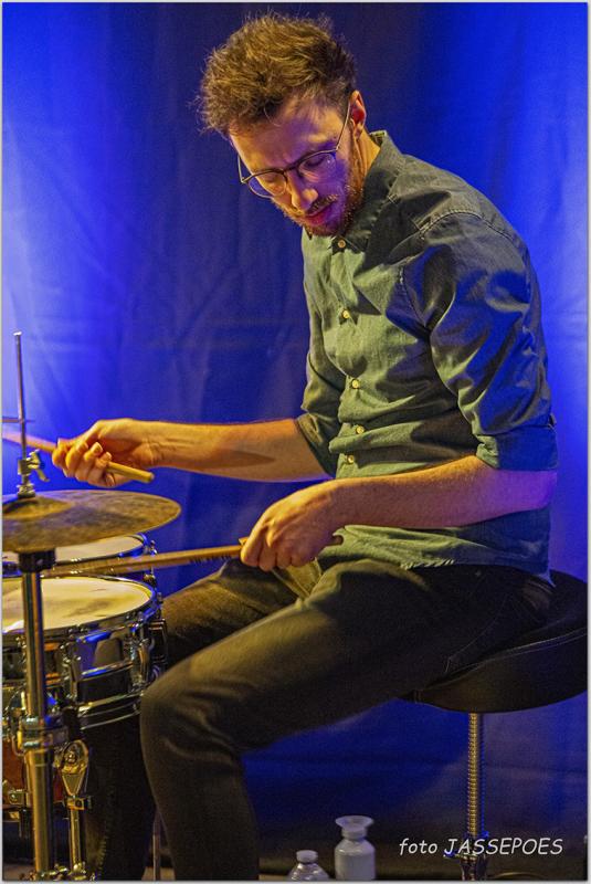 Tom Peeters aan de drums in Jazzzolder