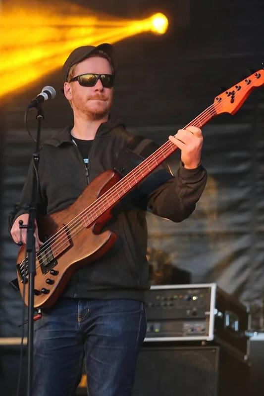 Stijn Deldaele speelt basgitaar